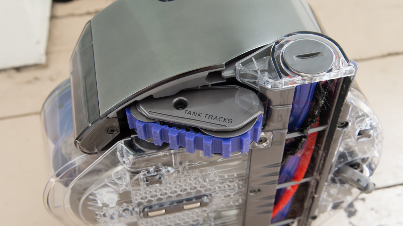 Robotic vacuum cleaner with tank tracks