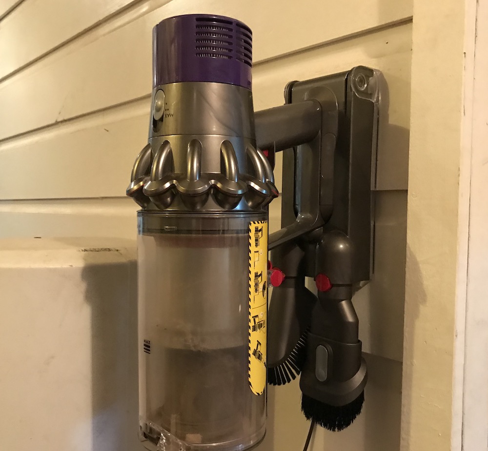 Dyson Cyclone V10 Absolute in the wall mount